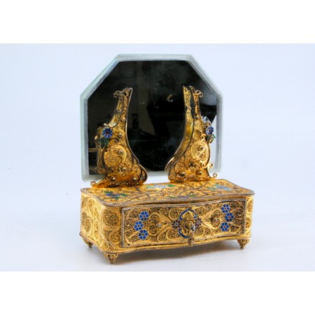 Guarda joias em prata de filigrana dourada em forma de toucador com espelho e assente sobre quatro pés.